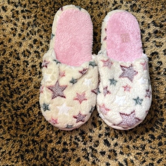 NWT Soft slip on pink slippers with star βοΈ pattern - Picture 7 of 7
